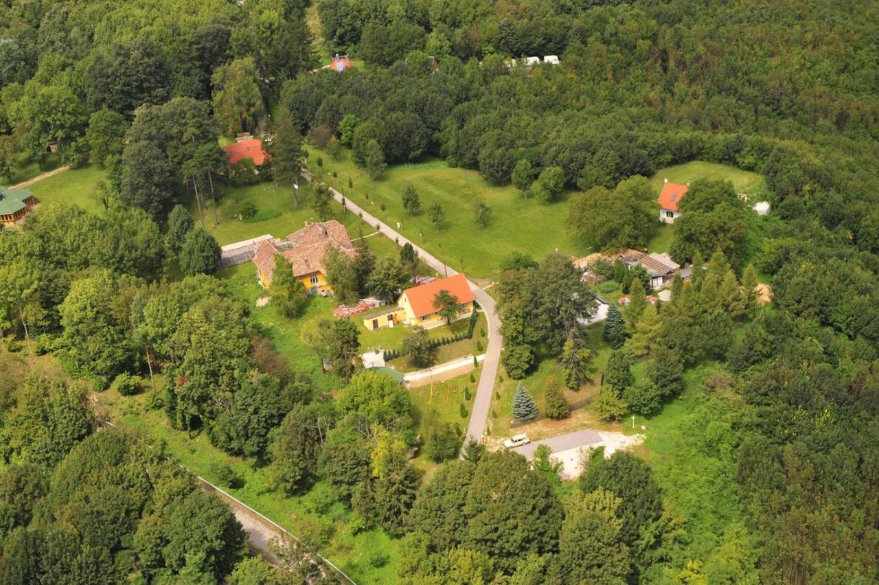 Nagy-Magyarorszag Park Bed & Breakfast Isztimer Exterior photo
